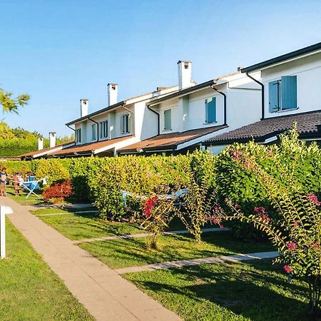 Terraced House In The Ca' Del Pino Holiday Complex With Communal Pool In Bibione Exterior foto