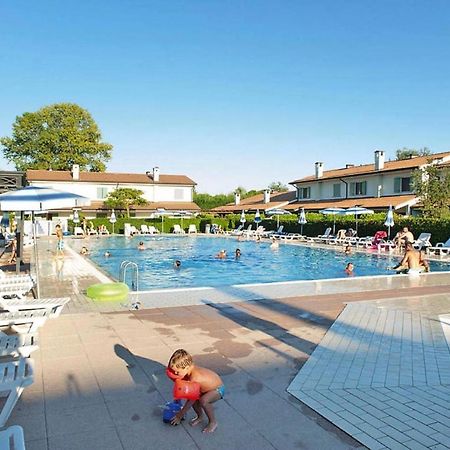 Terraced House In The Ca' Del Pino Holiday Complex With Communal Pool In Bibione Exterior foto