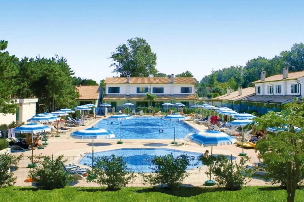 Terraced House In The Ca' Del Pino Holiday Complex With Communal Pool In Bibione Exterior foto