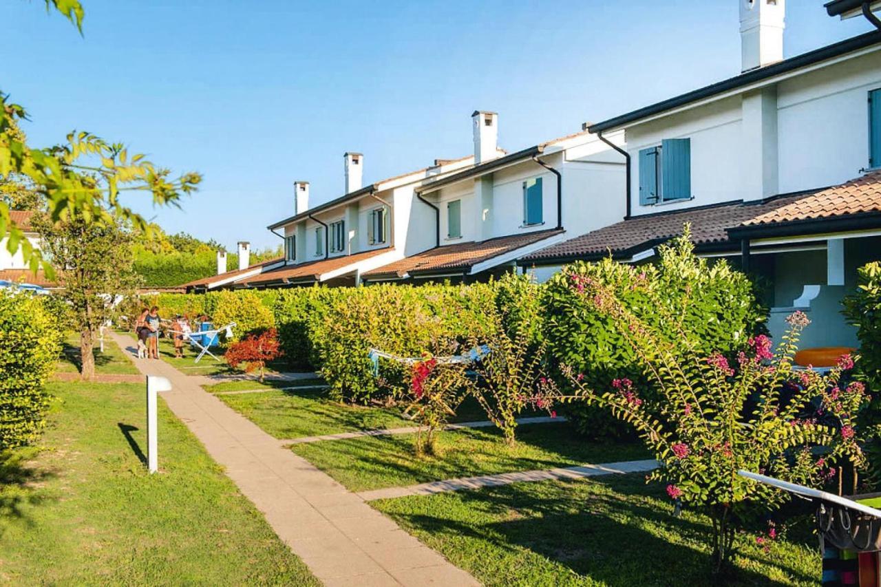 Terraced House In The Ca' Del Pino Holiday Complex With Communal Pool In Bibione Exterior foto