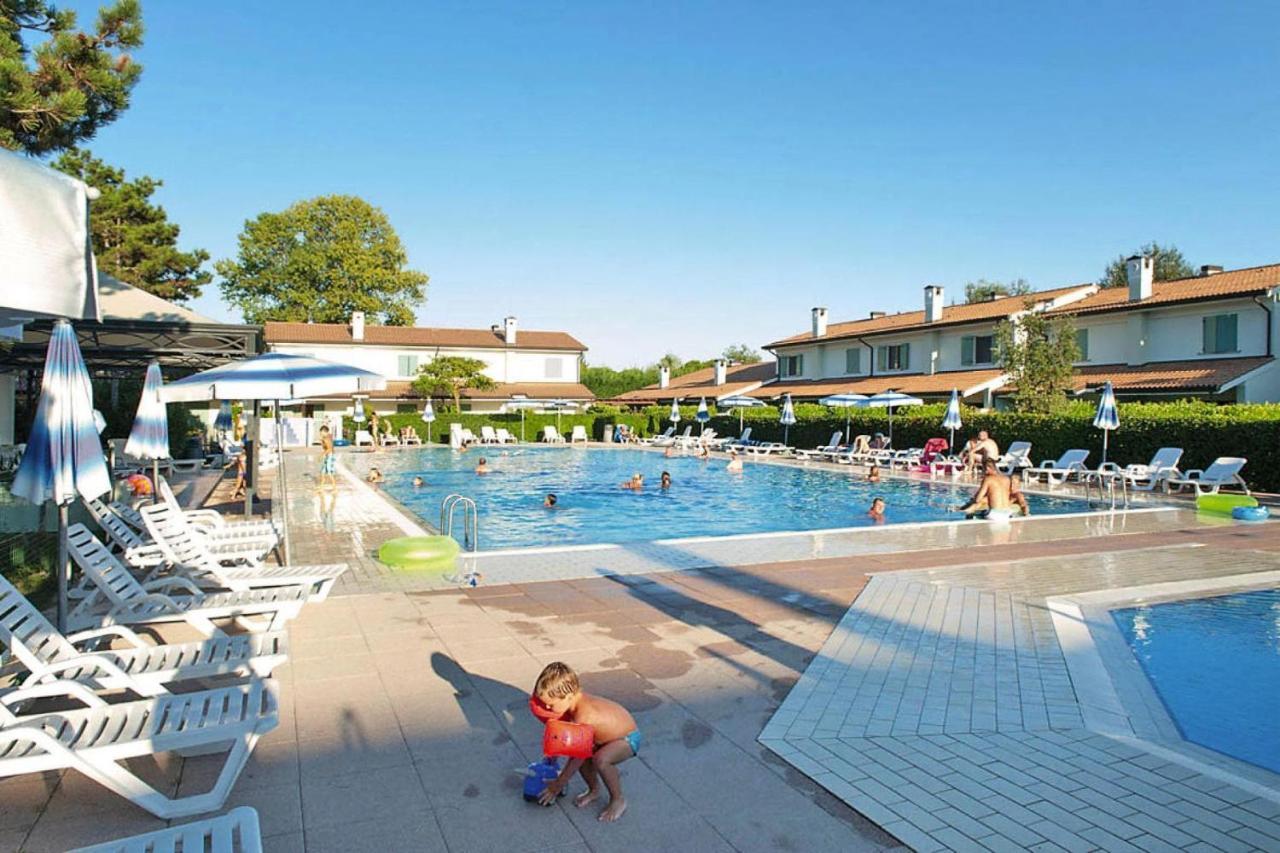 Terraced House In The Ca' Del Pino Holiday Complex With Communal Pool In Bibione Exterior foto