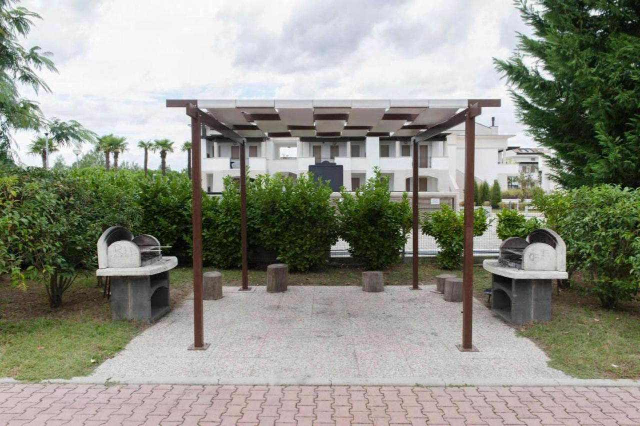 Terraced House In The Ca' Del Pino Holiday Complex With Communal Pool In Bibione Exterior foto