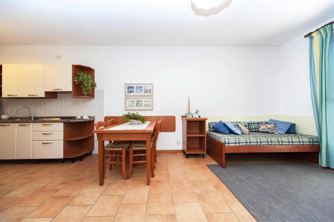 Terraced House In The Ca' Del Pino Holiday Complex With Communal Pool In Bibione Exterior foto