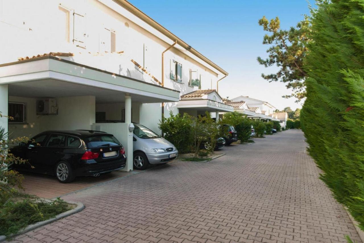Terraced House In The Ca' Del Pino Holiday Complex With Communal Pool In Bibione Exterior foto